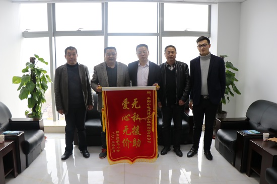 20190328+新华小学为阜阳产品企业送来锦旗和感谢信-摄影韩炳浩.JPG 20190328+新华小学为阜阳产品企业送来锦旗和感谢信-摄影韩炳浩.JPG