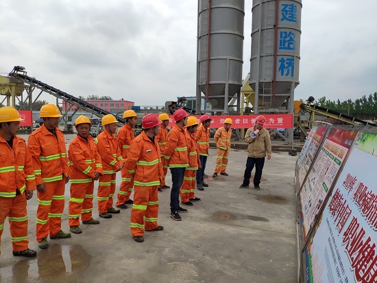 220190429河北高速公路总承包部开展“职业病防治法宣传周”系列活动——摄影:张伟2.jpg 220190429河北高速公路总承包部开展“职业病防治法宣传周”系列活动——摄影:张伟2.jpg