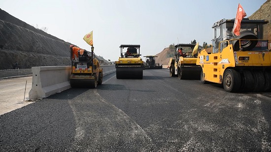 太行山高速路面工程实现主线全线完工摄影-李瑾.JPG 太行山高速路面工程实现主线全线完工摄影-李瑾.JPG