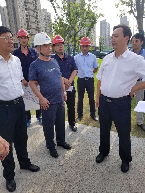 20180824阜阳市副市长王玉峰(右一)在泉水湾公园施工现场进行调研-摄影苗红海.jpg 20180824阜阳市副市长王玉峰(右一)在泉水湾公园施工现场进行调研-摄影苗红海.jpg
