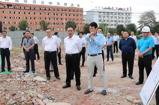 20180927阜阳市委副书记、市长孙正东到骆家沟进行调研—摄影李治冈.JPG 20180927阜阳市委副书记、市长孙正东到骆家沟进行调研—摄影李治冈.JPG