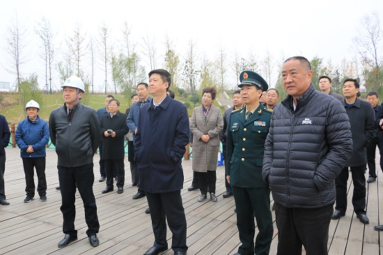 20181119郑州市政协主席黄保卫(右一)三门峡市政协主席赵予辉(右三)观摩贾鲁河综合治理工程摄影张丽莉.JPG 20181119郑州市政协主席黄保卫(右一)三门峡市政协主席赵予辉(右三)观摩贾鲁河综合治理工程摄影张丽莉.JPG