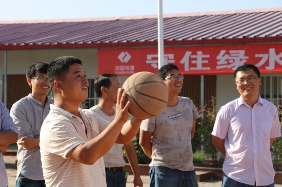 20180930郑州东三环产品职工在参加“定向投篮”活动摄影王书元 (1)s.jpg 20180930郑州东三环产品职工在参加“定向投篮”活动摄影王书元 (1)s.jpg