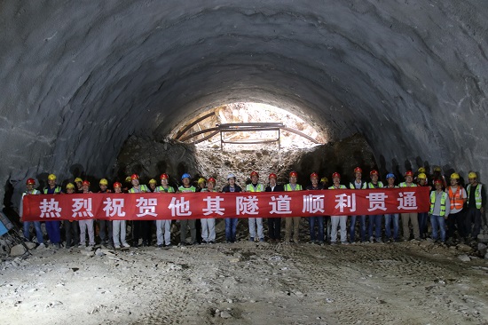 20181218建(个)元高速公路他其隧道右洞顺利贯通.JPG 20181218建(个)元高速公路他其隧道右洞顺利贯通.JPG