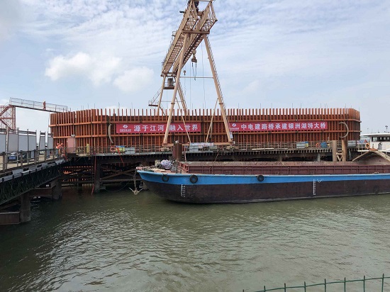 20181210银洲湖特大桥3号主墩钢套箱下放暨承台封底圆满完成2-摄影曾俊杰.jpg 20181210银洲湖特大桥3号主墩钢套箱下放暨承台封底圆满完成2-摄影曾俊杰.jpg