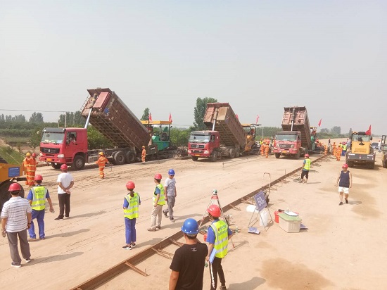 20190618河北高速公路总承包部津石高速公路全线水稳底基层试验段首件开始摊铺施工-摄影:吴龙跃s.jpg 20190618河北高速公路总承包部津石高速公路全线水稳底基层试验段首件开始摊铺施工-摄影:吴龙跃s.jpg