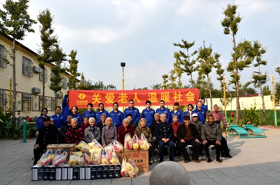 20181017河北高速公路总承包部八分部开展“关爱老人++温暖社会”重阳节送温暖活动——摄影++韩梦.JPG 20181017河北高速公路总承包部八分部开展“关爱老人++温暖社会”重阳节送温暖活动——摄影++韩梦.JPG