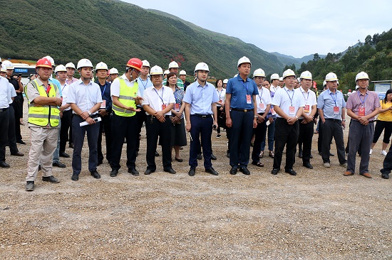 2-代表团一起观看视频.jpg 2-代表团一起观看视频.jpg