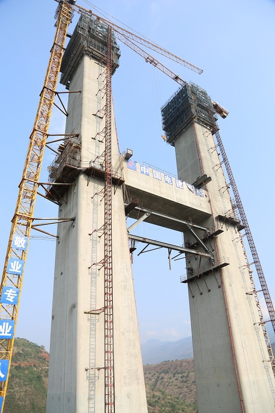 红河特大桥建水侧主塔.jpg 红河特大桥建水侧主塔.jpg